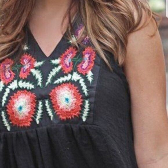 Boutique navy Embroidered Top navy blue vneck sleeveless multicolored small - Picture 5 of 16